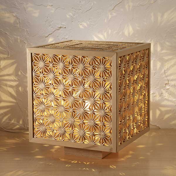 Artisanat kumiko　Lanterne andon - Grande, cubique, feuilles de chanvre sur les quatre côtés, cèdre d’Akita, W29×H34×D29cm